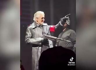 Roger Waters des Pink Floyd monte sur scène avec un uniforme nazi