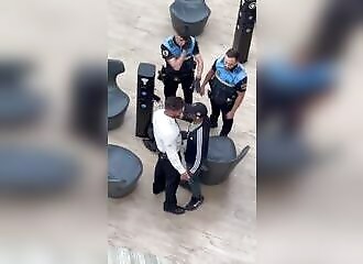 Une racaille fait le chaud avec des policiers et se fait calmer rapidement