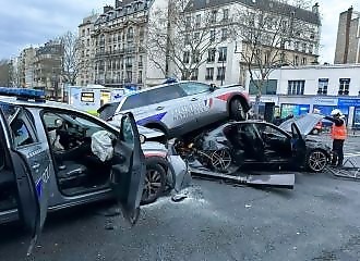 Paris pile-up following a refusal to yield  (video)