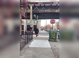 Quand un free-runner ne veut pas rater son métro…