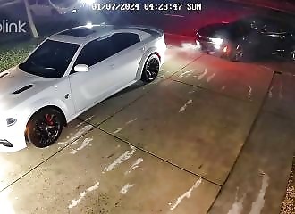 Le conducteur d'une voiture sportive évite de peu de se faire carjacker et se fait tirer dessus