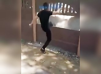 Il casse un mur d'un coup de pied, le karma se charge du reste