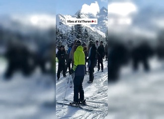 Il balance une boule de neige sur Chewbacca, la situation dégénère complètement