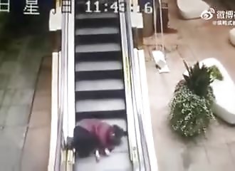 Un chinoise chute dans un escalator, et se fait malmener par ce dernier pendant plusieurs minutes !