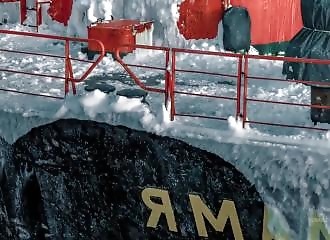 Découvrez les impressionnantes et sublimes images du brise-glace russe Yamal