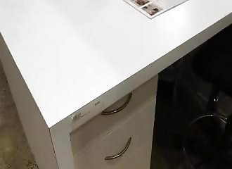 Il se venge de sa collègue qui refuse de lui prêter un stylo