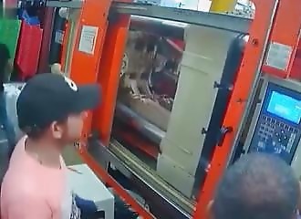 Distrait, un homme manque de perdre sa main dans une machine