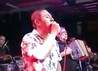 Tout explose autour de lui, il continue à chanter