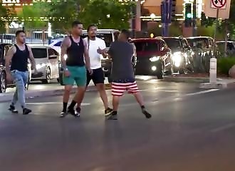Il frappe sans raison une voiture dont les occupants ne sont pas des rigolos