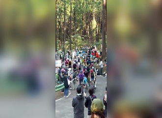 Elle agite sa serviette sur la route, les cyclistes tombent et elle fait l'innocente