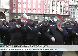 Un policier tente de gazer des manifestants anti-pass, le vent le veut autrement !