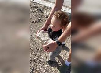 Le père de l'année joue avec son fils au bord d'un ravin