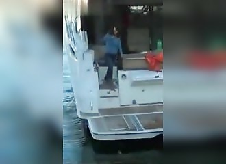 Une femme ivre tombe d’un bateau