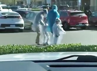 Pour ne pas choper le Coronavirus, une famille se rend au supermarché en combinaison de protection