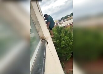 Un homme tombe d'une fenêtre en fuyant une escort