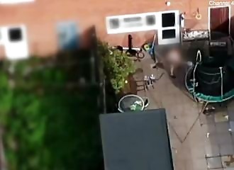 Un dealer tente de se débarrasser de sa marchandise, mais c'était sans compter le drone des policiers