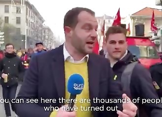 Aspergé de vodka, perturbé par les manifestants et parfois bousculé, ce journaliste continue tranquillement son direct (Lyon)