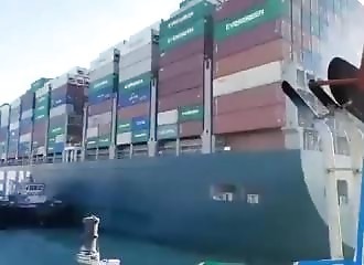 Le porte-conteneur Ever Given remis à flot dans (canal de Suez)