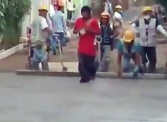 Travaux ou pas, ce gars compte bien continuer sa route !