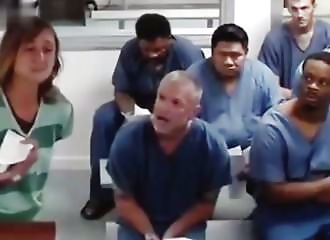 Elle vole une voiture de police et se lâche face au juge, son voisin reste bouche bée