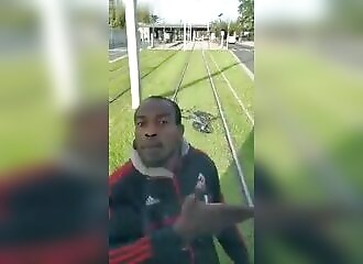 Un cycliste s'énerve contre un conducteur de tramway