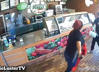 Une employé se défend lors d'un vol et se fait licencier