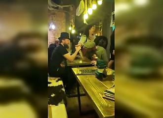 bras de fer se termine par une fracture dans un bar de Saint-pétersbourg