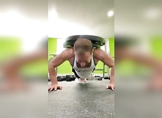 Il se pète les doigts en voulant faire musclor !