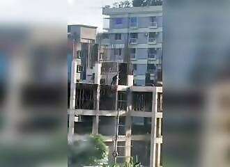 Un étudiant se cache mais est débusqué et tué par la police au Bangladesh (Public averti)