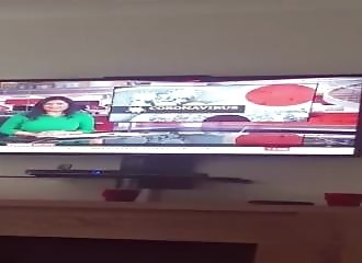 Une journaliste oublie de retirer son masque en plein direct (États-Unis)