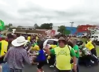 Des partisans de Bolsonaro se font percuter par un automobiliste impatient