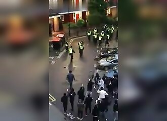 Ciblés par des jets de pierre, des policiers doivent fuir face à la foule