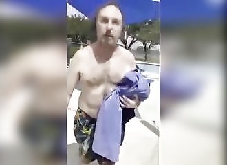Confronté, ce gars tente de se battre à la piscine, mais n'a clairement pas le dessus