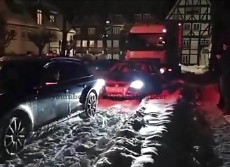 Remorquer une voiture coincée dans la neige (FAIL)