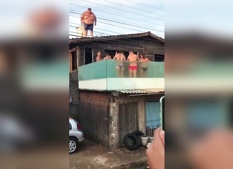 L'IA est de plus en plus impressionnante, regardez cette vidéo d'un homme qui saute dans une piscine