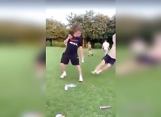 Cet idiot tacle un inconnu, et lui casse la jambe !