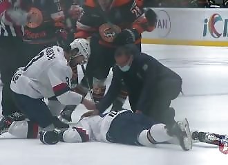 Un joueur de hockey se prend un coup de poing dévastateur (Slovaquie)