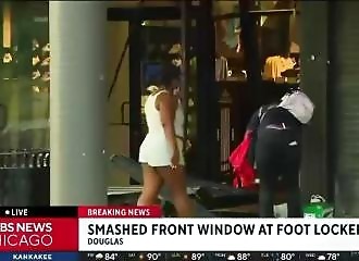 CBS Chicago crew films Foot Locker looting live