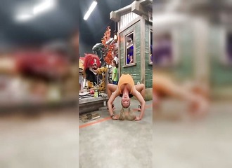 Pas besoin de maquillage, son corps suffit à terrifier pour Halloween