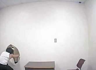 Un homme accusé d'avoir tué toute sa famille s'échappe d’une salle d’interrogatoire après avoir été laissé sans surveillance