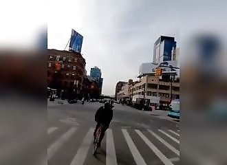 Un cycliste grille un feu rouge et se fait immédiatement punir !