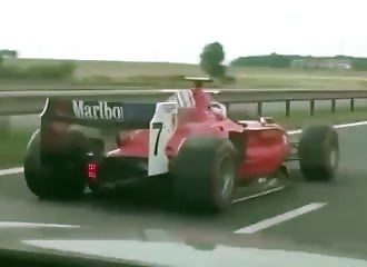 En République tchèque, il fonce sur l'autoroute avec une voiture de course