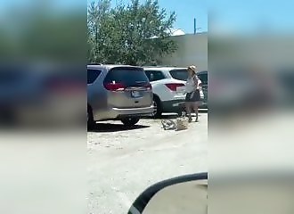 Elle devient folle parce que sa voiture ne s'ouvre pas (parce que ce n'est pas la sienne)