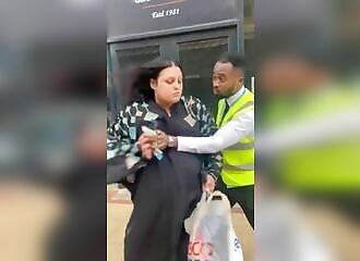 Après avoir volé des rideaux, elle s'en prend à ceux qui tentent de la stopper (crachats + coups de poing)