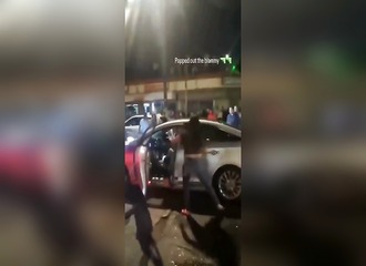 Elle reçoit un seau d'eau, retourne à sa voiture et ouvre le feu