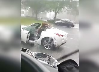 Une femme découvre l'inconvénient de sortir sans capote...