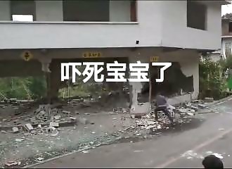 Cet homme démolit seul tout un bâtiment au marteau