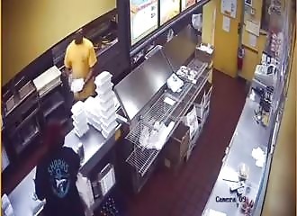 Un client insatisfait veut casser la gueule à un cuisinier, il le regrette rapidement !