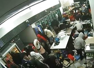Nightmare in California: 100 burglars loot a gas station 