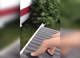 Une fille saute sur le toit d’une caravane (FAIL)